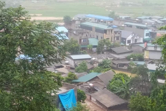 Hàng chục nhà dân bị ngập nặng do vỡ cống tràn hồ thải ở Lào Cai