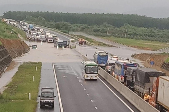 Phó Thủ tướng Chính phủ Trần Hồng Hà yêu cầu kiểm tra nguyên nhân gây ngập lụt tại đường cao tốc Phan Thiết - Dầu Giây