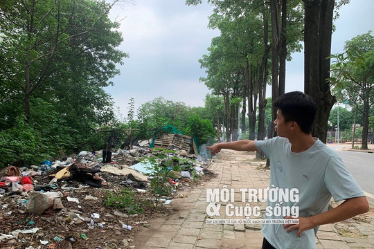 Hà Nội: Rác thải chất đống quanh hồ Linh Đàm gây ô nhiễm môi trường