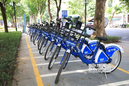 Hà Nội: Sau 9 tháng lỡ hẹn, loạt xe đạp công cộng bắt đầu lăn bánh tại 6 quận nội thành