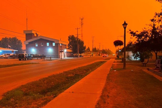 Canada: Toàn bộ 20.000 cư dân thành phố Yellowknife sơ tán khi cháy rừng đến gần