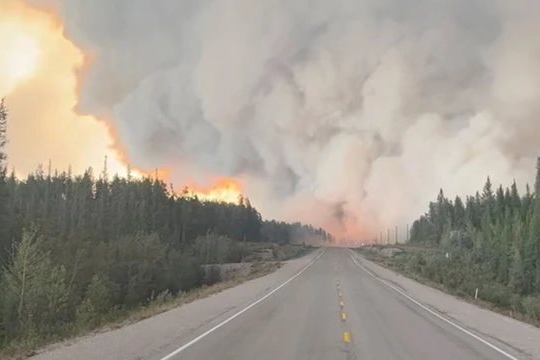 Cháy rừng ở Canada tiếp tục lan rộng, hàng chục nghìn người dân sơ tán