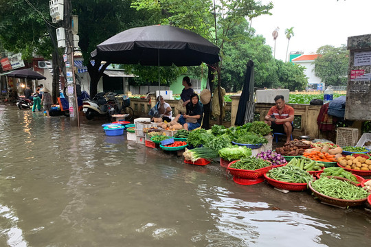 Hà Nội: Sau trận mưa lớn nhiều tuyến phố ngập sâu
