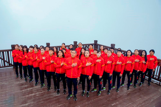 Đội tuyển nữ Việt Nam rước đuốc, thượng cờ trên đỉnh thiêng Fansipan