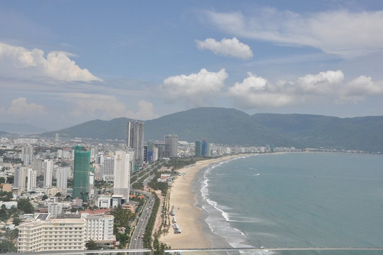 Ứng phó, hạn chế nước bẩn tràn ra bãi biển ở Đà Nẵng