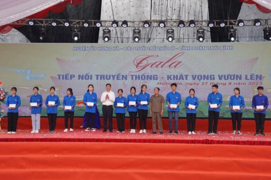 “Nối tiếp truyền thống - Khát vọng vươn lên”- Gala vinh danh học sinh xuất sắc ở Hưng Hà (Thái Bình)