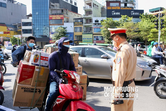CSGT Hà Nội xử lý xe máy chở hàng cồng kềnh trên đường phố