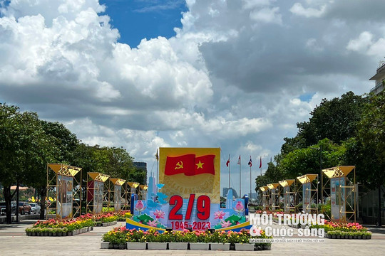 Đường phố TP. Hồ Chí Minh rợp trời cờ đỏ sao vàng mừng Quốc khánh 2-9