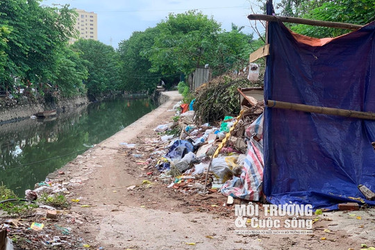 Không nước sạch sinh hoạt, người dân phố Tân Khai hàng ngày còn “ám ảnh” vì con kênh ô nhiễm và rác thải