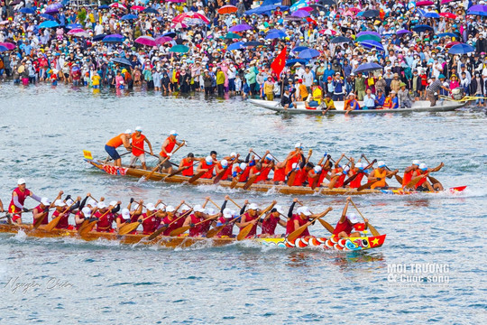 Quảng Bình: Sôi nổi lễ hội đua thuyền tại bến phà Quán Hàu lịch sử