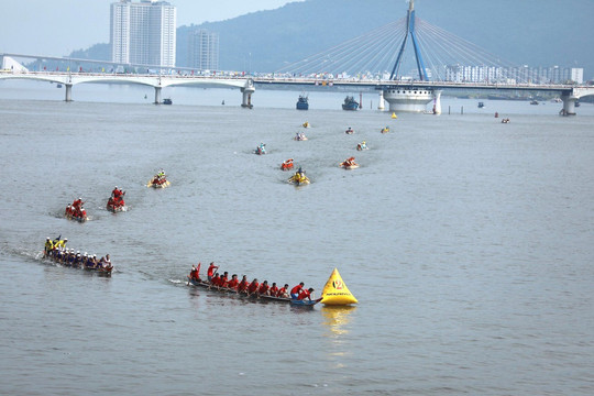 Sôi động Giải đua thuyền truyền thống trên sông Hàn ngày Quốc khánh