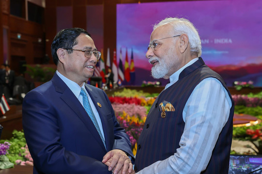 Thủ tướng Phạm Minh Chính gặp Thủ tướng ba nước Ấn Độ, Singapore, Philippines và TTK LHQ