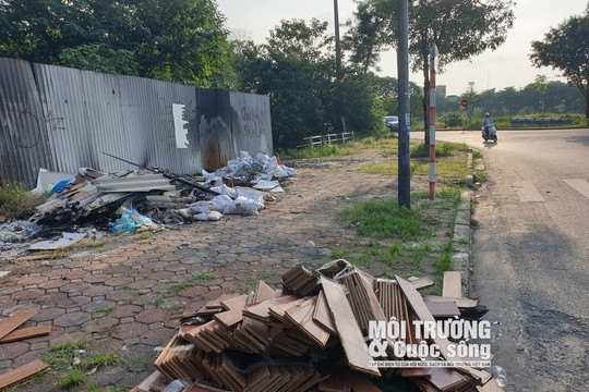 Tái diễn tình trạng bãi rác tự phát trên đường Hoàng Minh Thảo (Hà Nội)