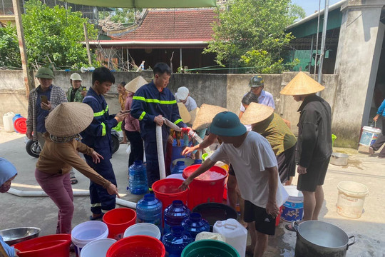 Hà Tĩnh: Hạn hán kéo dài, chính quyền dùng xe chuyên dụng cấp nước sinh hoạt cho người dân