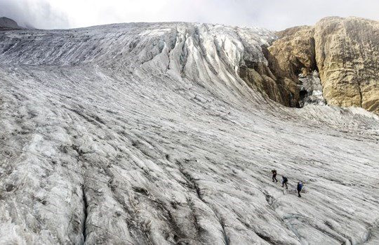 Tốc độ tan chảy của các dòng sông băng ở Thụy Sĩ tăng cao sau mùa hè
