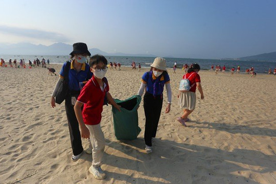 Lan tỏa nhiều chương trình chung tay nhặt rác, làm sạch các bãi biển ở Đà Nẵng
