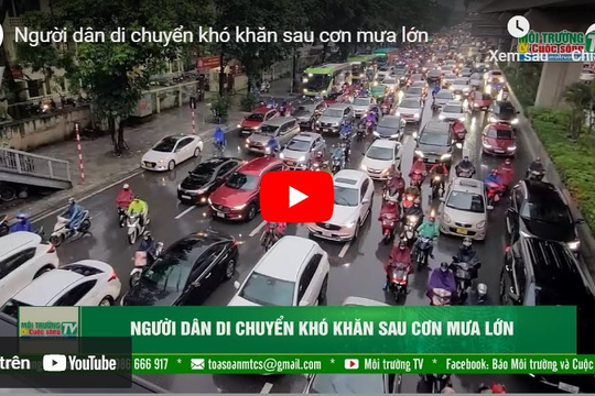 [VIDEO] Người dân di chuyển khó khăn sau cơn mưa lớn