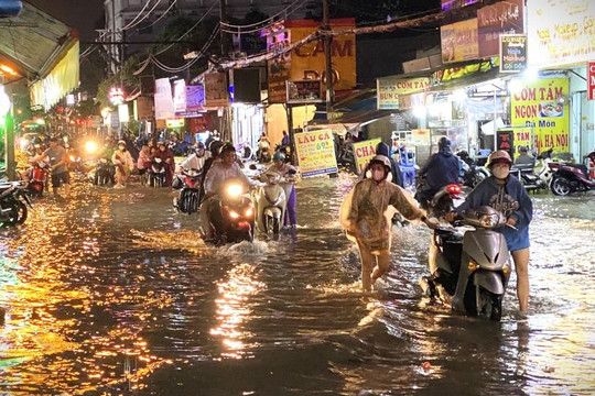 Mưa lớn từ chiều đến tối, nhiều tuyến đường tại TP Hồ Chí Minh ngập nặng