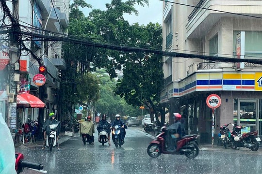 Mưa dông tiếp diễn tại nhiều khu vực