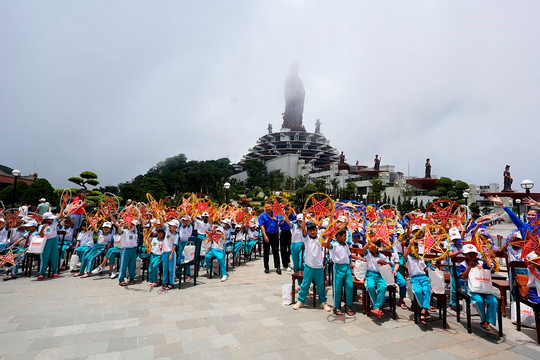 Hơn 100 em nhỏ Khmer được lên núi Bà Đen trải nghiệm trong Hành trình tử tế
