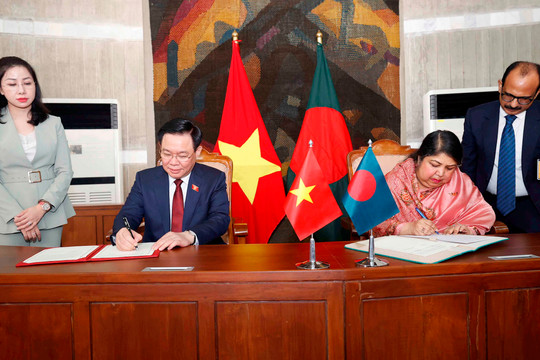 Chủ tịch Quốc hội Vương Đình Huệ và Chủ tịch Quốc hội Bangladesh ký bản ghi nhớ hợp tác đầu tiên giữa Quốc hội hai nước