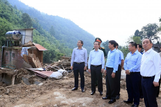 Chủ tịch nước kiểm tra công tác khắc phục mưa lũ tại Lào Cai, thăm hỏi và tặng quà những gia đình bị thiệt hại 