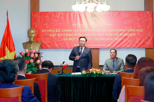 Chủ tịch Quốc hội Vương Đình Huệ gặp gỡ cộng đồng người Việt Nam tại Bulgaria và một số nước trong khu vực