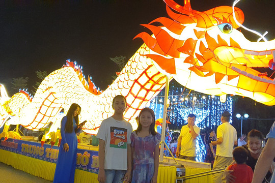 Hà Tĩnh: Hàng ngàn người háo hức tham dự Lễ hội “Thành Sen rước đèn Trung thu”