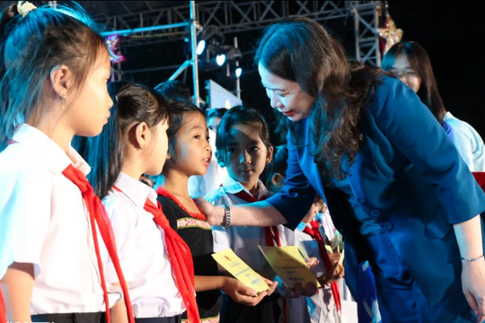 Phó Chủ tịch nước vui 'Hội trăng rằm' với thiếu nhi các dân tộc tại Đắk Lắk