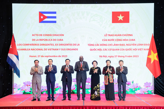 Lãnh đạo Quốc hội Việt Nam nhận phần thưởng cao quý của Nhà nước Cuba