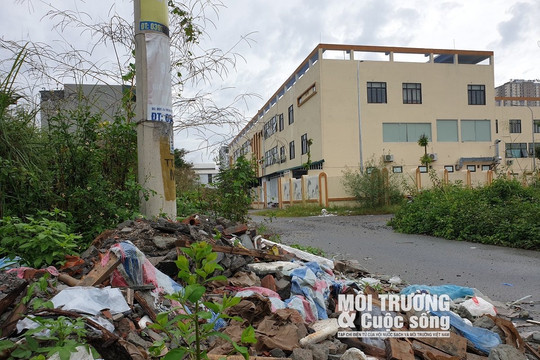 Hàng tấn rác thải bủa vây trường học ở Hoài Đức, Hà Nội