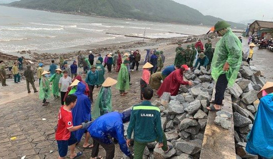 Hàng trăm người gia cố kè biển sạt lở ở Hà Tĩnh