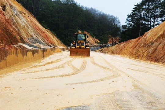 Quảng Ngãi sớm khắc phục sạt lở trên Quốc lộ 24 đoạn qua huyện Ba Tơ trước mùa mưa bão 