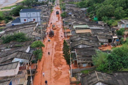 Lũ cát, bùn đỏ tràn xuống đường làm sập mô cầu, chia cắt tuyến đường ở Bình Định