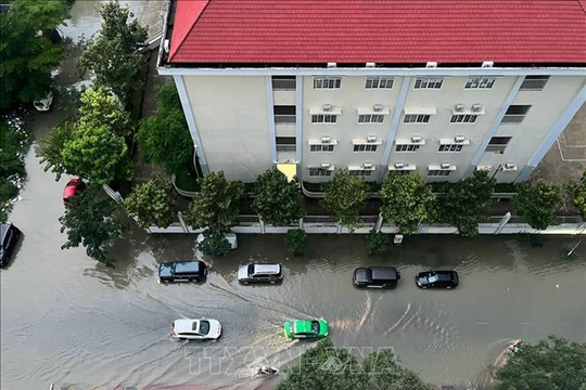 Mưa lớn kết hợp triều cường gây ngập lụt nghiêm trọng