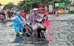 Mưa lớn, người TP. Hồ Chí Minh bì bõm lội nước về nhà