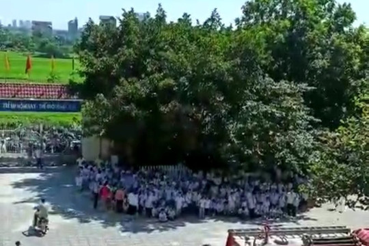 Cháy trong giờ học, hàng trăm học sinh tiểu học chạy thoát xuống sân