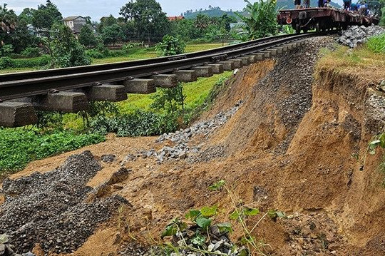 Khắc phục sạt lở, khôi phục tuyến đường sắt Hà Nội - Lào Cai 