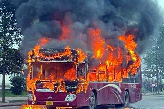 Xe khách 45 chỗ chở công nhân bất ngờ bốc cháy giữa đường tại Bắc Giang