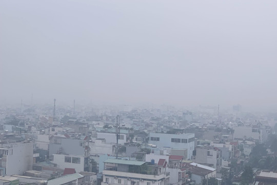 TP. Hồ Chí Minh chìm trong sương mù từ sáng đến trưa