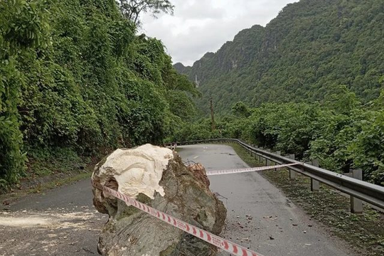 Nguy cơ sạt lở núi đe dọa cuộc sống của 40 hộ dân ở Quảng Bình