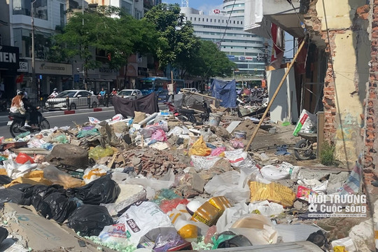Ngổn ngang những bãi rác thải “mọc” lên giữa Thủ đô