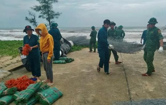 Hơn 150 người khắc phục kè biển bị sạt lở do mưa lũ ở Thừa Thiên - Huế
