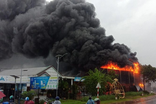 Cháy lớn kho nhựa tại Quảng Nam
