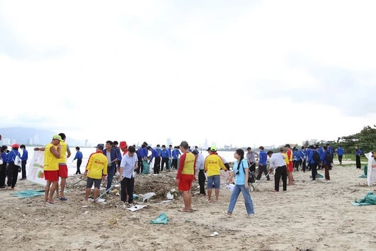 Ra quân chung tay dọn rác bủa vây vịnh Đà Nẵng sau mưa lũ