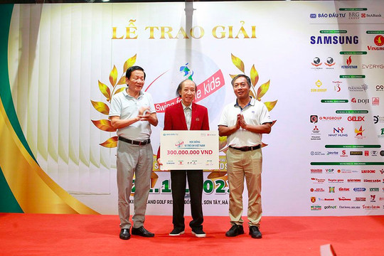 Giải golf từ thiện thường niên ‘Vì trẻ em Việt Nam’ – Swing for the Kids lần thứ 16 trao 300 triệu đồng cho Quỹ Khuyến học