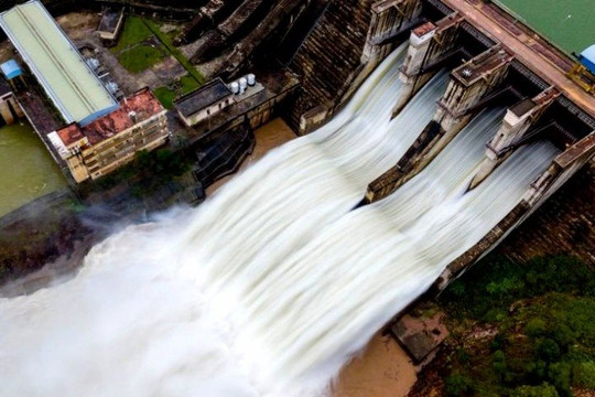 Thừa Thiên - Huế: Cảnh báo lũ, hồ chứa thủy điện tăng cường điều tiết nước
