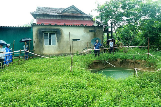 Xuất hiện hố sụt lún sâu 12m sau nhiều ngày mưa lớn ở Quảng Bình