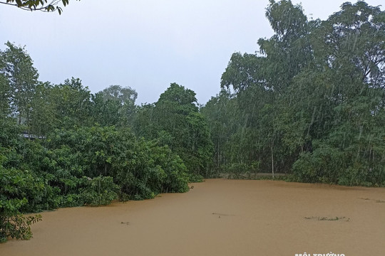 Hà Tĩnh: Mưa lũ nhiều tuyến đường bị sạt lở, ngập sâu trong nước