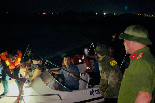 Hà Tĩnh: Giải cứu thành công 9 công nhân bị cô lập do nước ngập sâu
